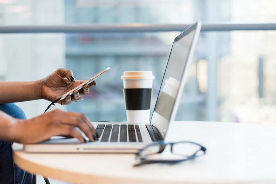 Computer og telefon — nyt i indbakken